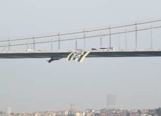 Köprülere dev Fenerbahçe Beko bayrakları asıldı