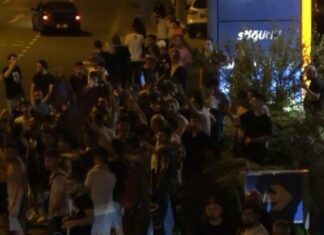 Trabzonspor taraftarı FC Kopenhag'ın kaldığı otel'in önüne akın etti