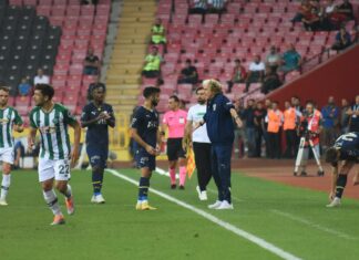 Fenerbahçe'de futbolculara sert tepki! Taraftarlar oyundan memnun kalmadı