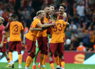 Flaş Galatasaray açıklaması: 10 kişi kaldıktan sonra daha iyi oynadı