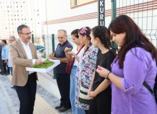 Bakan Kasapoğlu, öğrenci ve ailelerine GSB yurdunda baklava ikram etti