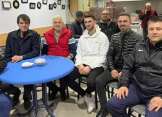 Fenerbahçeli futbolcu İsmail Yüksek'i kahvehanede görenler şaşırdı