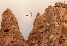 Valentin Delluc, Kapadokya'da 2 bin 600 metre yükseklikten atlayarak bir ilki gerçekleştirdi