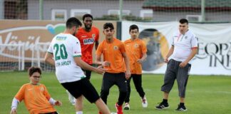 Alanyaspor futbolcuları özel öğrencilerle gösteri maçı yaptı