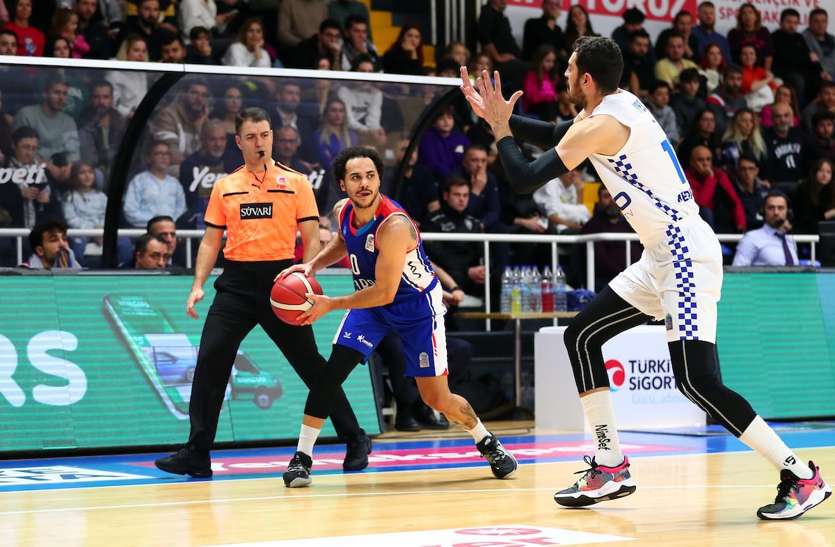 Büyükçekmece Basketbol-Anadolu Efes maç sonucu: 83-76