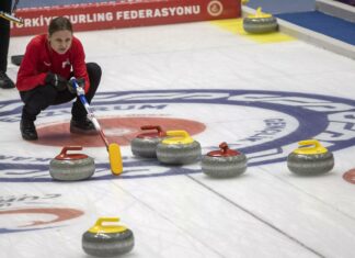 Genç curlingciler galibiyetle başladı