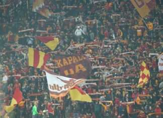 Galatasaray taraftarı tribünleri tıklım tıklım doldurdu!