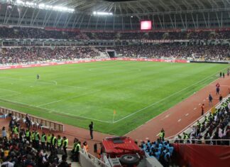 Sivassporlu taraftarlardan stadyum tepkisi!