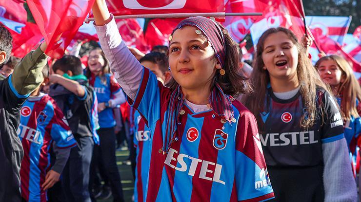 Trabzonspor Başkanı Ahmet Ağaoğlu'ndan 10 bin öğrenciye hediye forma