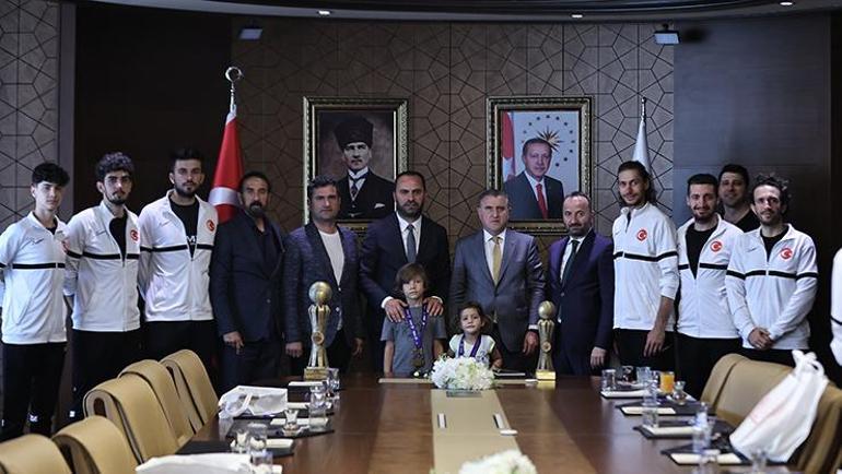 Bakan Osman Aşkın Bak İşitme Engelliler Voleybol Milli Takımlarını kabul etti