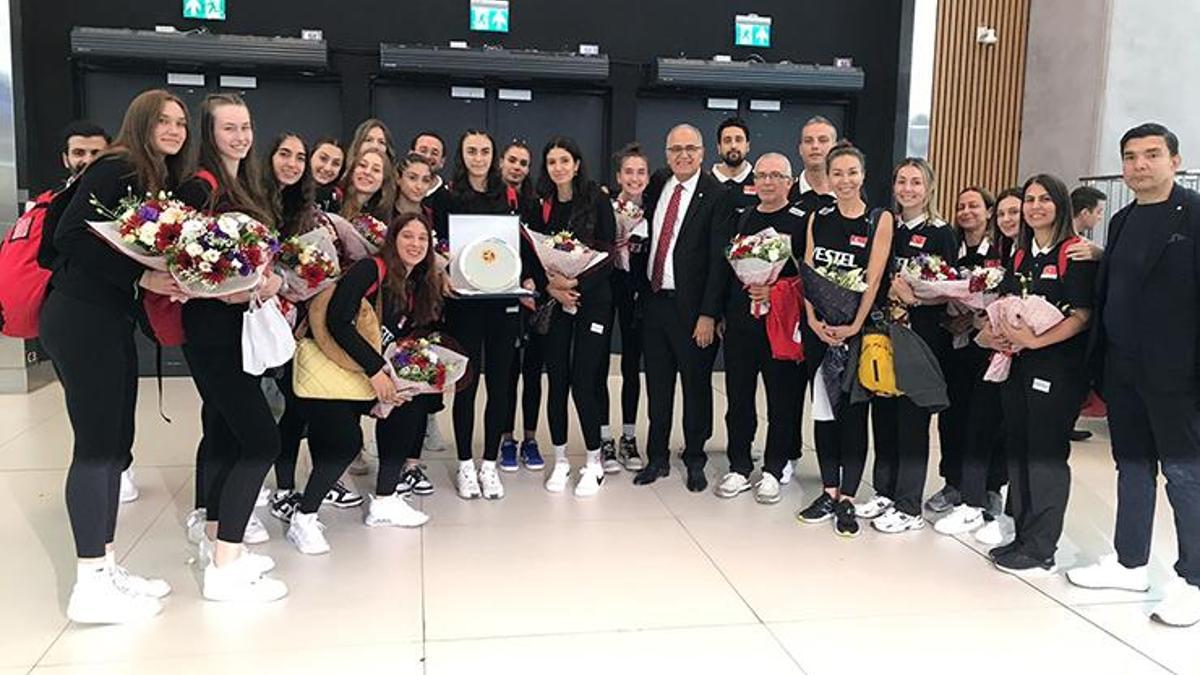 U19 Kız Milli Voleybol Takımı, çiçeklerle ve alkışlarla karşılandı – Voleybol Haberleri