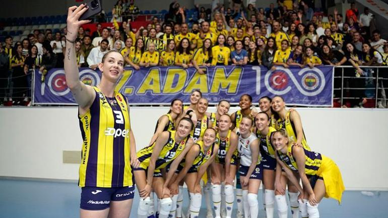 Voleybol derbisinde Fenerbahçe, Beşiktaşı set vermeden devirdi