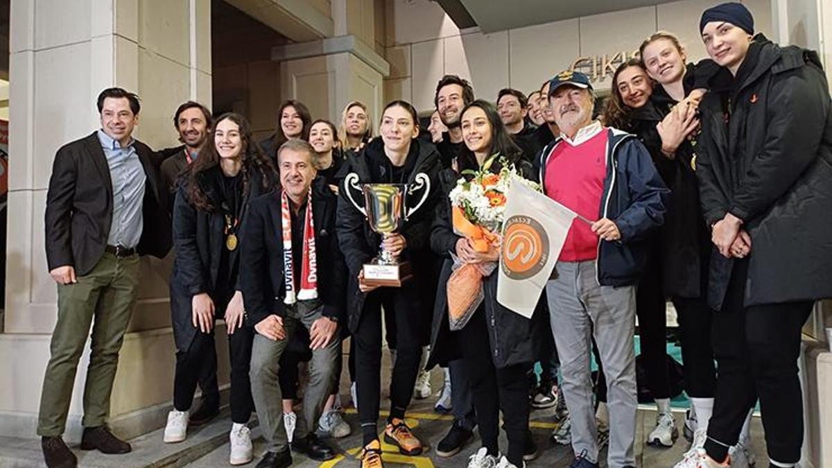 Dünya şampiyonu Eczacıbaşı Dynavit, yurda döndü! Şampiyonlar çiçeklerle karşılandı – Voleybol Haberleri