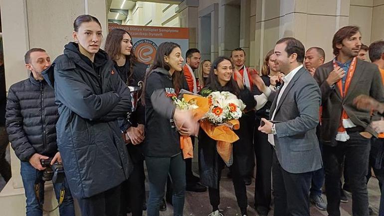 Dünya şampiyonu Eczacıbaşı Dynavit, yurda döndü Şampiyonlar çiçeklerle karşılandı