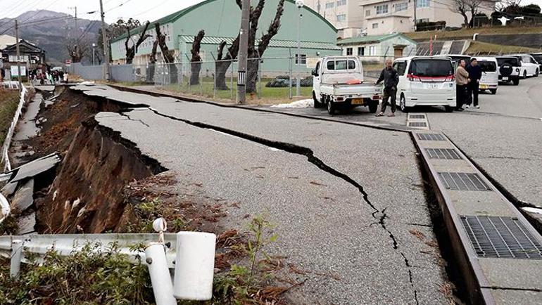 Japonyada korkutan deprem Milli voleybolcu Derya Cebecioğlunun takımı tahliye edildi