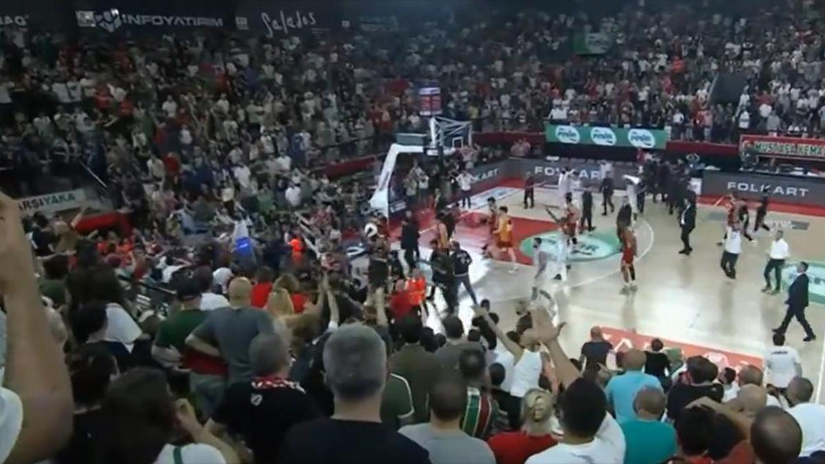 Pınar Karşıyaka – Galatasaray maçında saha karıştı! Galatasaray, soyunma odasına gitti… – Basketbol Haberleri