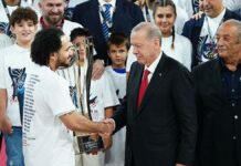 Anadolu Efes’e 37. Erkekler Cumhurbaşkanlığı Kupası’nı Cumhurbaşkanı Erdoğan verdi – Basketbol Haberleri